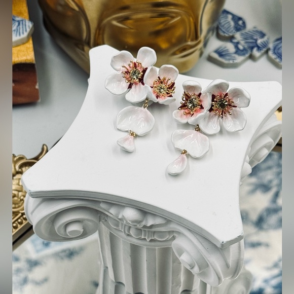🆕 LES NEREIDES 🧿 NWOT White Cherry Blossom Dangling Earring - Picture 12 of 17